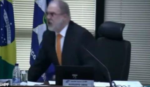 Aras parte para cima de colega, esmurra mesa e sessão do Conselho do MP é interrompida; veja vídeo