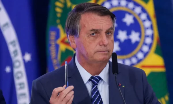 Bolsonaro bloqueia R$ 8,2 bi no orçamento dos ministérios