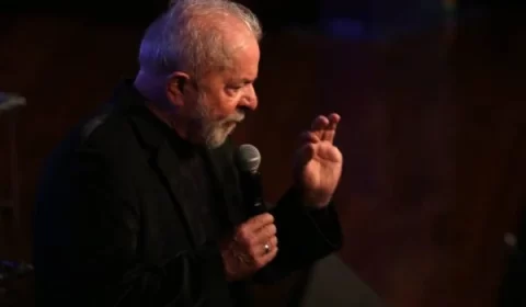 Bolsonaro não reduz combustíveis porque “tem rabo preso”, diz Lula
