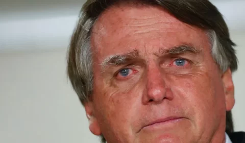 Bolsonaro revoga decreto que criou comitê para enfrentar Covid-19