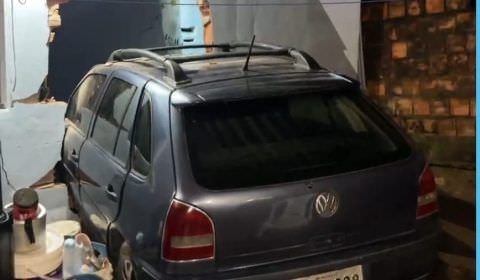 Carro invade casa e grávida escapa da morte na zona norte de Manaus