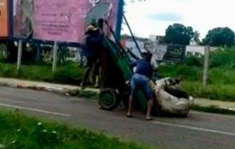 Cavalo fica pendurado em carroça por excesso de carga