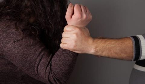 Comissão aprova bloqueio salarial de acusado de violência doméstica
