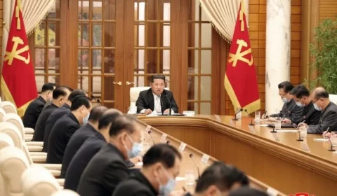 Coreia do Norte tem 1º caso de covid e amplia lockdown