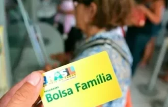 Deputados tentam evitar troca do cartão do Bolsa Família por Auxílio Brasil