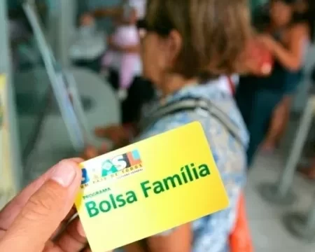 Deputados tentam evitar troca do cartão do Bolsa Família por Auxílio Brasil