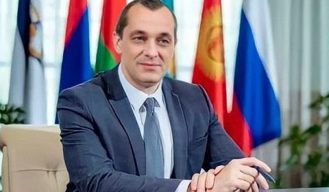 Empresário bilionário morre durante ritual de cura ressaca