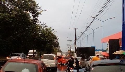 Inauguração de supermercado deixa av. Rodrigo Otávio caótica em Manaus