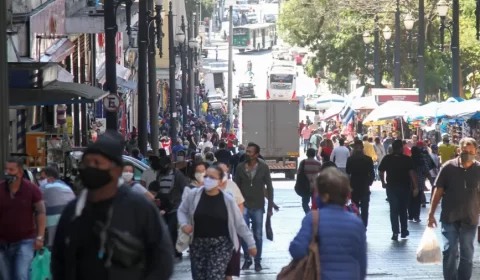 Internações e casos de covid voltam a subir e geram alerta de 4ª onda