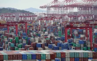 Lockdowns na China e guerra na Ucrânia congestionam principais portos do mundo
