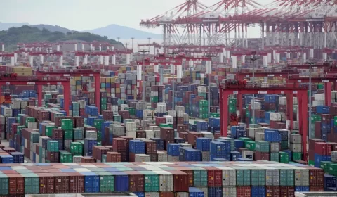Lockdowns na China e guerra na Ucrânia congestionam principais portos do mundo