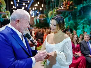 Lula sem gravata e Janja com vestido bordado: o que os noivos usaram