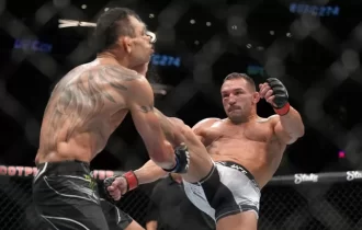 Lutador do UFC fica irreconhecível ao levar chute no rosto; veja