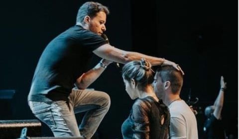 Maíra Cardi e Arthur buscam ajuda espiritual em meio a polêmicas