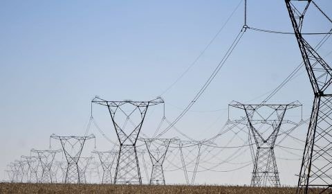 Ministro negocia acordo para suspensão de reajuste da conta de luz