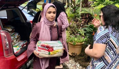Muçulmanos do Amazonas encerram o jejum do mês de Ramadã com orações e doação de duas toneladas de alimentos