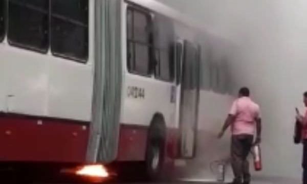 Ônibus pega fogo e causa pânico em terminal de Manaus; veja vídeos