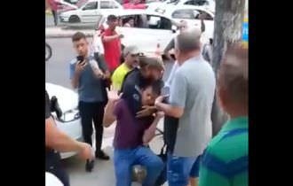 Operação contra micro-ônibus 'Amarelinhos' em Manaus tem muita confusão e pancadaria