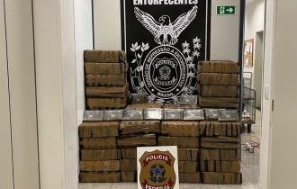 PF apreende 945 kg de cocaína e prende sete pessoas em alto-mar