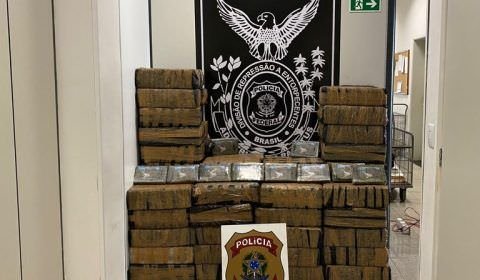 PF apreende 945 kg de cocaína e prende sete pessoas em alto-mar