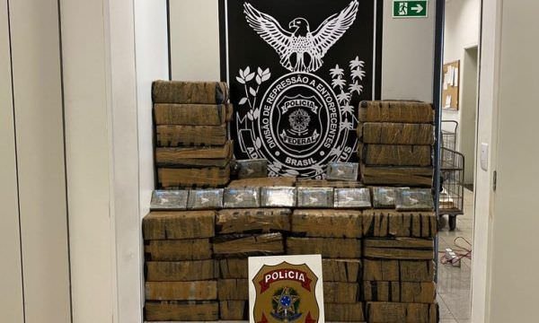 PF apreende 945 kg de cocaína e prende sete pessoas em alto-mar