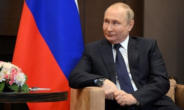 Putin faz piada sobre ser culpado por todos os problemas do mundo
