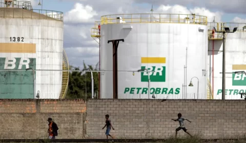 Saiba se é hora de vender ou comprar ações da Petrobras após troca na presidência