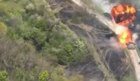 Tanque russo é destruído com canhão sueco na Ucrânia; assista o vídeo