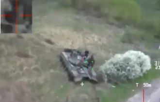 Ucrânia divulga vídeo de “drone kamikaze” atingindo tanque russo