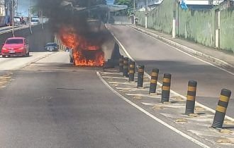 URGENTE: carro pega fogo na avenida Darcy Vargas