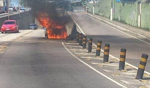 URGENTE: carro pega fogo na avenida Darcy Vargas