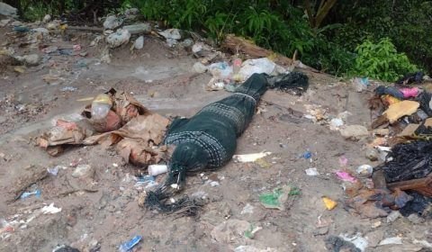 Vídeo: corpo enrolado em uma rede é encontrado em lixeira viciada de Manaus