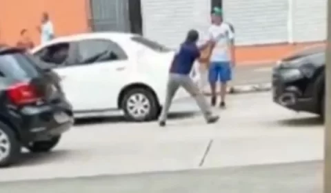 Vídeo: ex-marido tem ataque de ciúme e quebra táxi