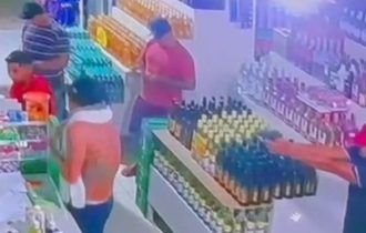 Vídeo mostra o momento que homem foi morto em supermercado; imagens fortes
