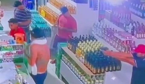 Vídeo mostra o momento que homem foi morto em supermercado; imagens fortes