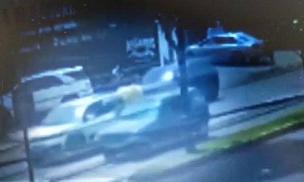 Vídeo: Motociclista 'voa' sobre carro em acidente gravíssimo em Manaus