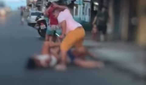 Vídeos: Grávida é espancada por grupo e arrastada pelos cabelos em Manaus