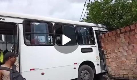URGENTE: Ônibus perde controle de freio e bate em muro em Manaus (veja o vídeo)