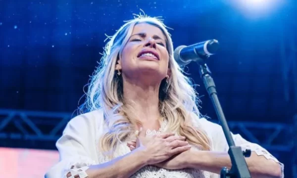 Após separação, Karina Bacchi anuncia lançamento de carreira gospel