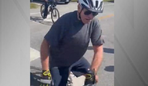 Biden perde o equilíbrio e cai da bicicleta