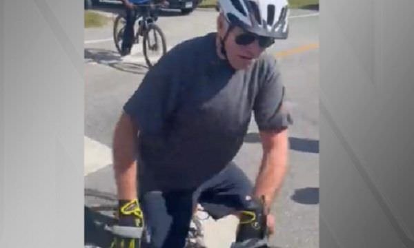 Biden perde o equilíbrio e cai da bicicleta