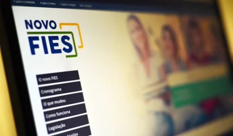 Bolsonaro sanciona lei sobre renegociação de dívidas do Fies