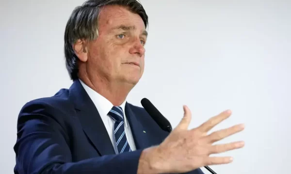 Bolsonaro usa AGU para se blindar de ações eleitorais por auxílio caminhoneiro
