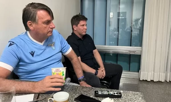 Bolsonaro usa camisa de time italiano que tem ligações com o fascismo