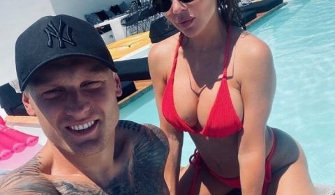 Cantora revela maratona de sexo de duas horas com marido jogador