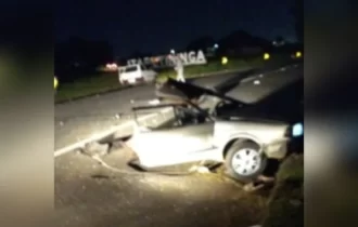 Carro se parte ao meio após bater em árvore e casal idoso sobrevive