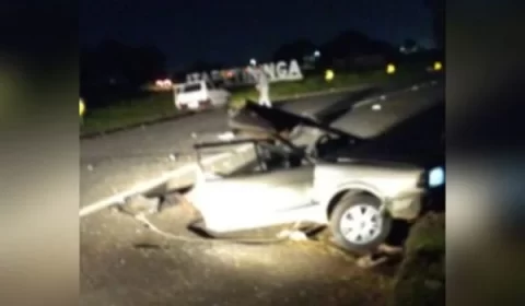 Carro se parte ao meio após bater em árvore e casal idoso sobrevive