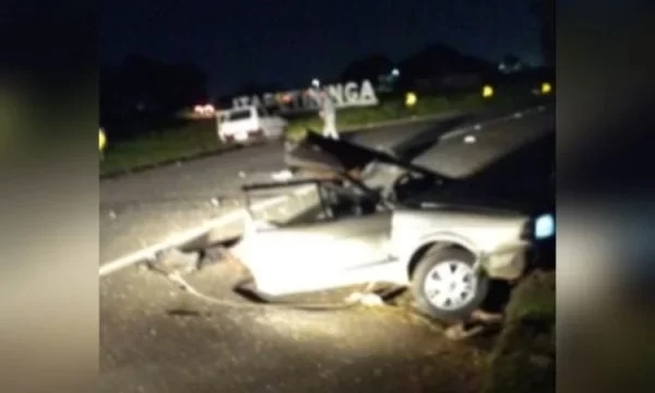 Carro se parte ao meio após bater em árvore e casal idoso sobrevive