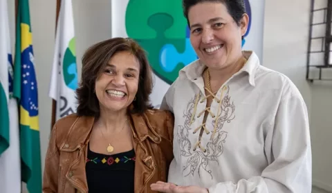 Claudia Rodrigues assume romance com ex-empresária e a pede em casamento