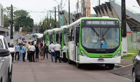 Prefeito David Almeida entrega mais 40 novos ônibus para cidade